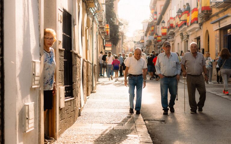 Ideas para participar en actividades sociales y clubs locales tras la jubilación